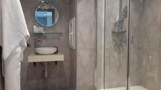 Отель Sea Breeze Apartments Баку Двухместный номер Делюкс с 1 кроватью и балконом, вид на море-13
